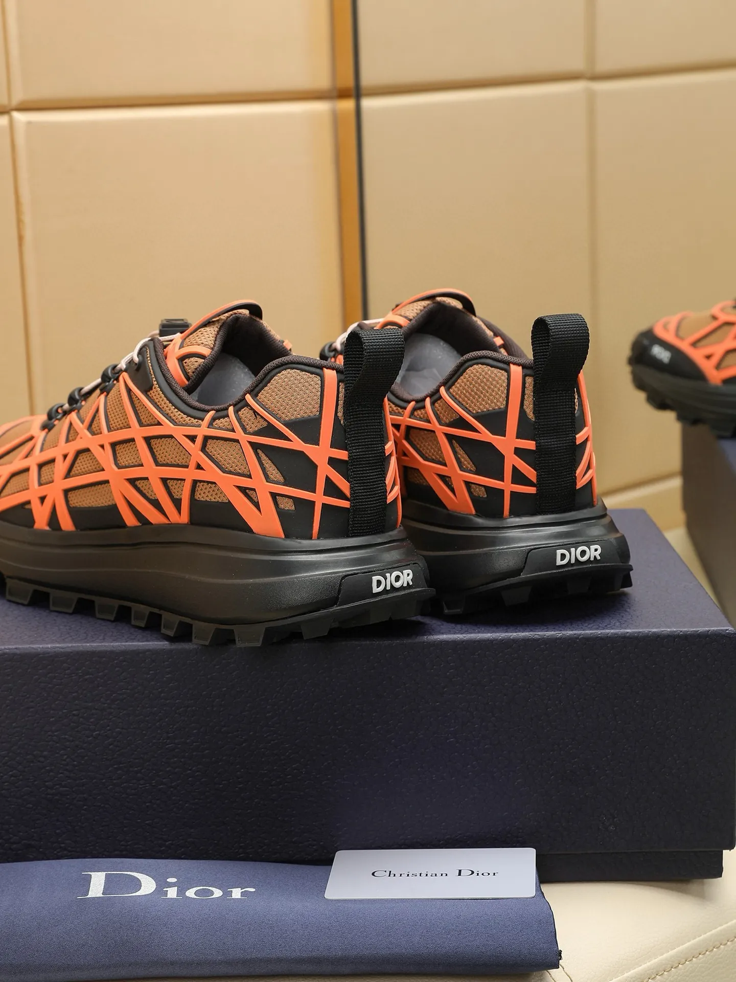 Men's shoes: 500💰Dior sports shoes highlight the fashionable silhouette, decorated with curved cannage pattern, reinterpreting the classic pattern in a structural style, enriching the Dior 2023 summer men's collection. Meticulously crafted using the advanced craftsmanship of hiking shoes, it blends outdoor culture with Dior heritage. Code number 38-44, customized 45